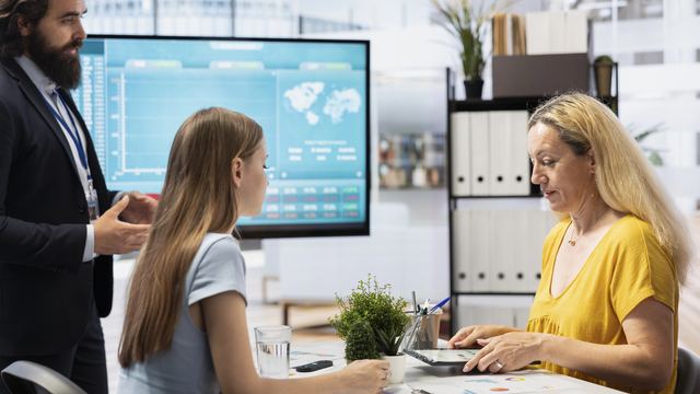 Consultor presentando un cuadro de mando en una pantalla