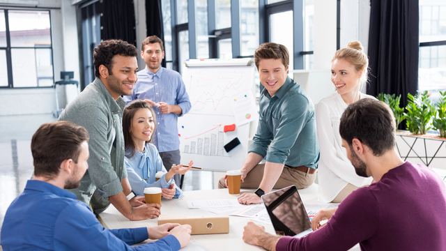 Equipo trabajando en torno a una mesa