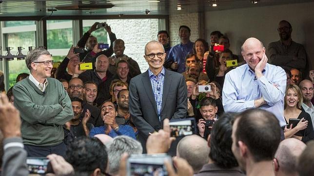 ¿Son Satya Nadella y Bill Gates los líderes que realmente necesita Microsoft para remontar el vuelo?