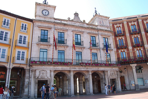 Suspenden a un concejal de Burgos por gastar 207.000 euros de teléfono al mes en “copias de seguridad”