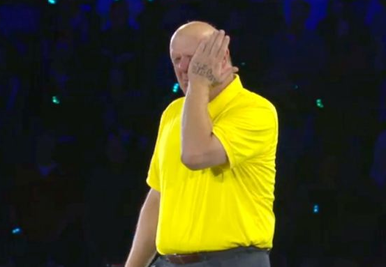 Steve Ballmer se despide de Microsoft con un emotivo “show” mientras señala al CEO de Nokia como sucesor