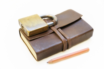 El enemigo en casa: cómo defenderse cuando las empresas que deben proteger nuestra privacidad ayudan a que nos espíen