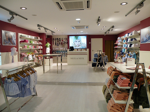 NECK & NECK - minorista español de ropa infantil NECK & NECK, con más de 200 tiendas en nueve países, utiliza el análisis predictivo de IBM para mejorar sus campañas de marketing para mover mercancías de los estantes y para tener la mejor ropa infantil de Europa