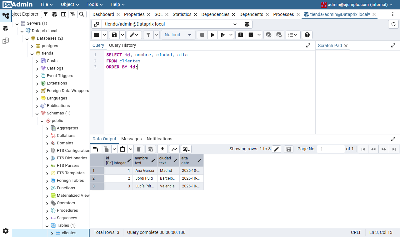 Query Tool de pgAdmin con una consulta sobre la tabla clientes y sus tres filas en el resultado